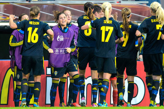 Sveriges Olivia Schough dansar med resten av laget