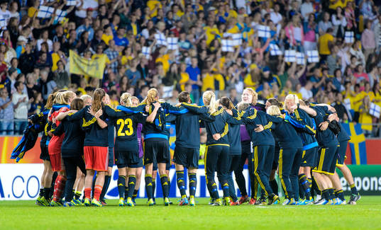 Sveriges lag samlar och firar