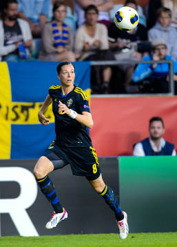 Sveriges Lotta Schelin följer bollen med blicken i matchen