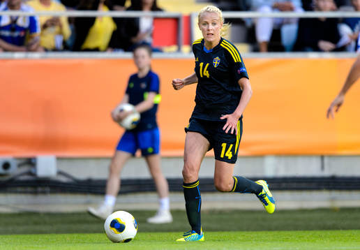 Sveriges Josefine Öqvist med bollen i matchen mellan