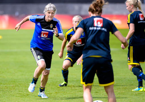 Sveriges förbundskapten Pia Sundhage deltar i spelövningen