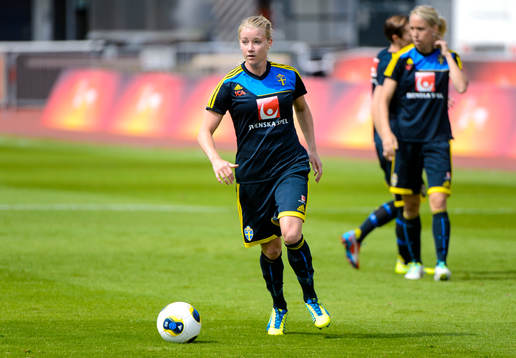 Sveriges Jenny Hjohlman med bollen