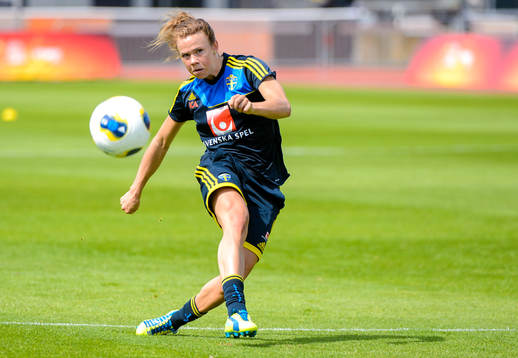 Sveriges Jessica Samuelsson skjuter bollen