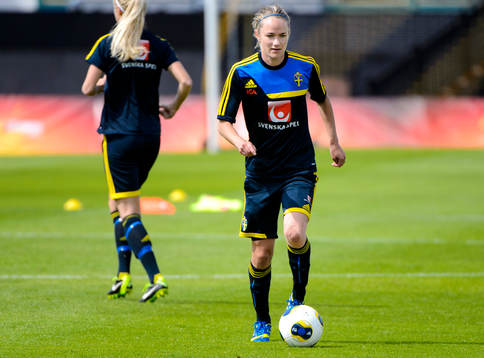 Sveriges Stina Segerström med bollen