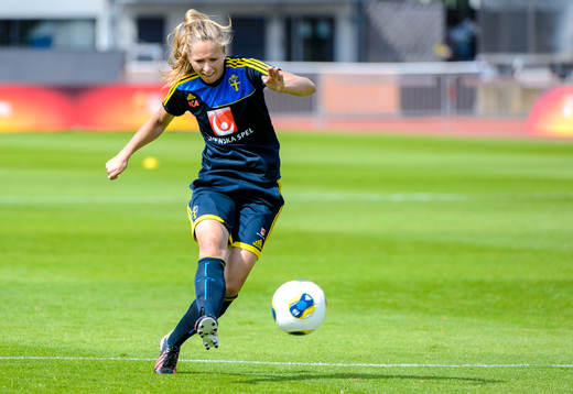 Sveriges Emmelie Konradsson skjuter bollen