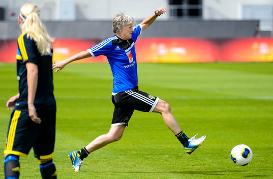 Sveriges förbundskapten Pia Sundhage sträcker sig
