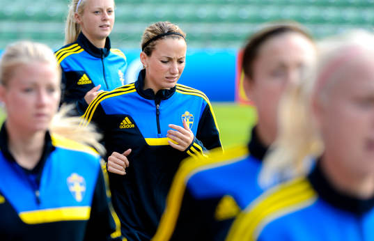 Sveriges Kosovare Asllani är med och värmer upp