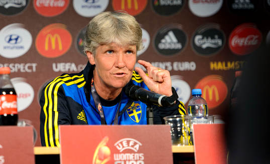 Sveriges förbundskapten Pia Sundhage visar hur nära en av