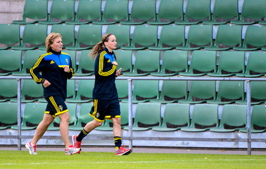 Sveriges sjukgymnast Annica Näsmark och Kosovare Asllani