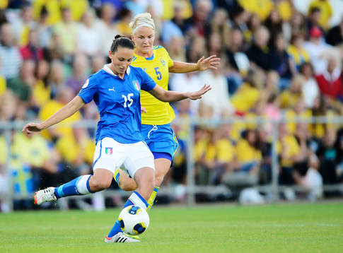 Sveriges Nilla Fischer och Italiens Ilaria Mauro i matchen