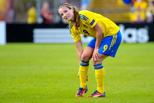 Sveriges Kosovare Asllani tar sig för höger ben i matchen