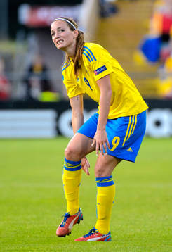 Sveriges Kosovare Asllani tar sig för höger ben i matchen