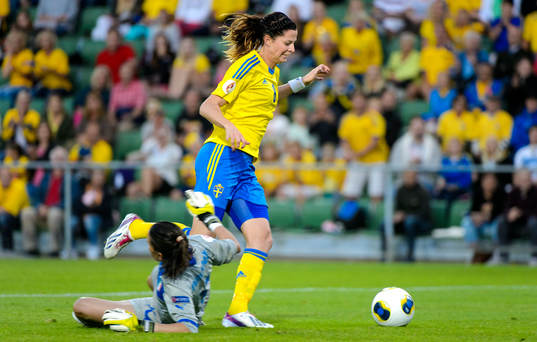 Sveriges Lotta Schelin tar sig förbi Italiens målvakt