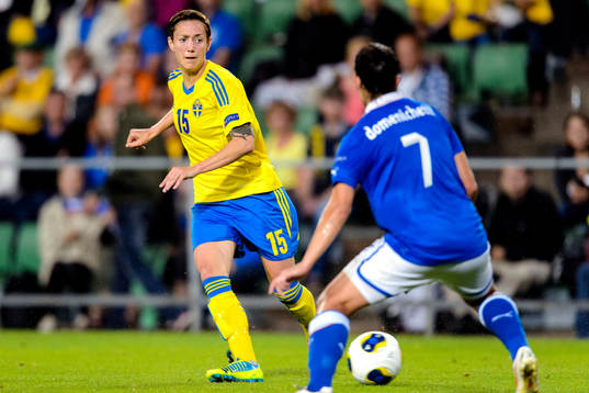 Sveriges Therese Sjögran passar bollen i matchen mellan