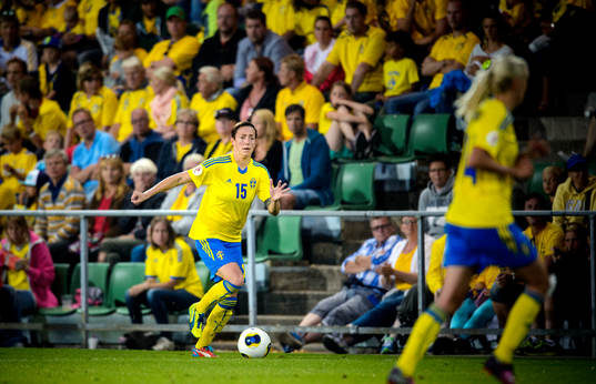 Sveriges Therese Sjögran med bollen i matchen mellan