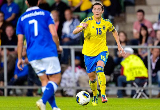 Sveriges Therese Sjögran med bollen i matchen mellan