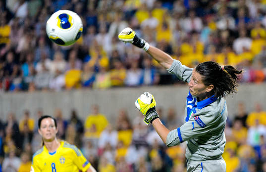 Italiens målvakt Chiara Marchitelli boxar ut bollen i