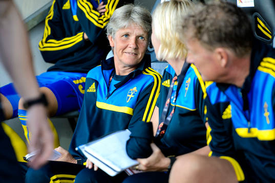 Sveriges förbundskapten Pia Sundhage sitter på bänken