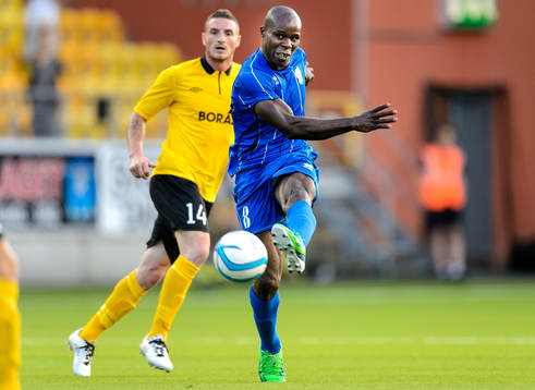 Daugavas Stanley Ibe skjuter bollen