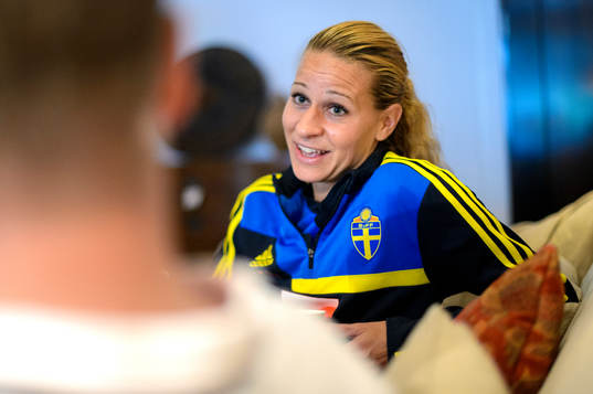 Sveriges Charlotte Rohlin blir intervjuad