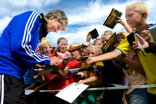 Sveriges förbundskapten Pia Sundhage skriver autografer