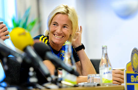 Sveriges assisterande förbundskapten Lilie Persson ser