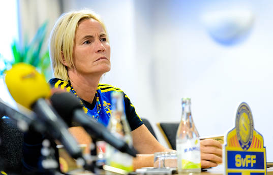 Sveriges assisterande förbundskapten Lilie Persson ser