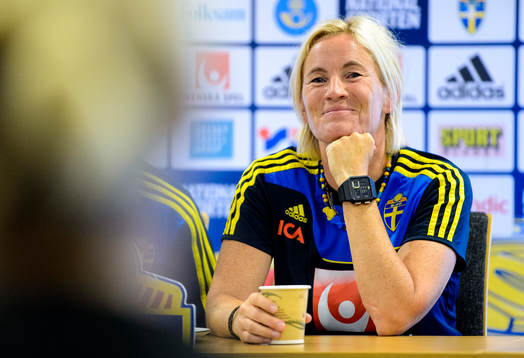 Sveriges assisterande förbundskapten Lilie Persson ser