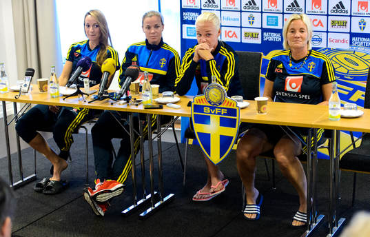 Sveriges Kosovare Asllani, Sara Thunebro, Caroline Seger