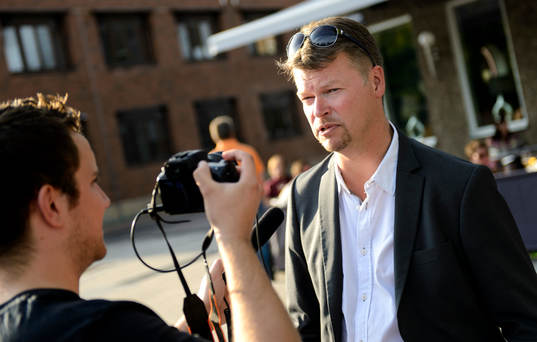 Expressens journalist Tomas Pettersson blir intervjuad av