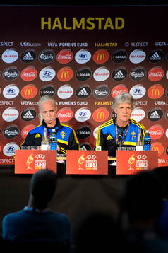 Sveriges Caroline Seger och förbundskapten Pia Sundhage