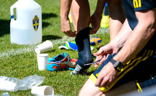 Sveriges Kosovare Asllani får sin fot kollad
