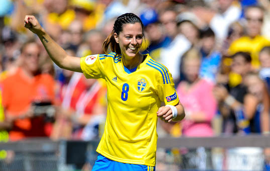 Sveriges Lotta Schelin dansar med spelarna på bänken