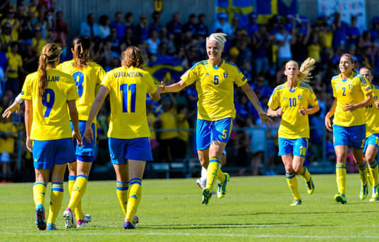 Sveriges Nilla Fischer springer mot Lotta Schelin