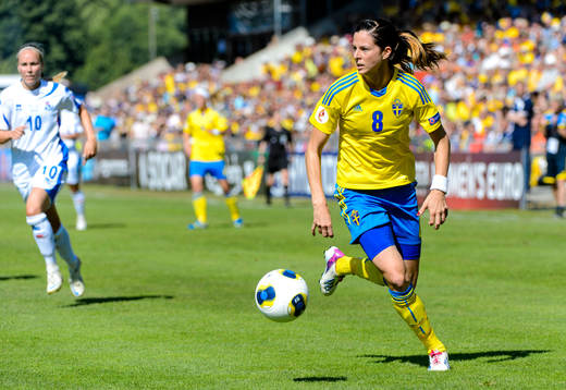 Sveriges Lotta Schelin med bollen i kvartsfinalen mellan