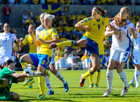 Sveriges Kosovare Asllani skarvar en frispark mot Islands