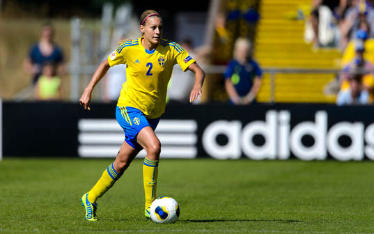 Sveriges Charlotte Rohlin med bollen i kvartsfinalen mellan