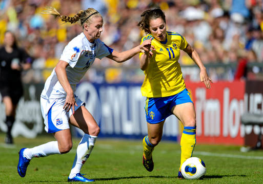 Närkamp mellan Islands Dagny Brynjarsdottir och Sveriges