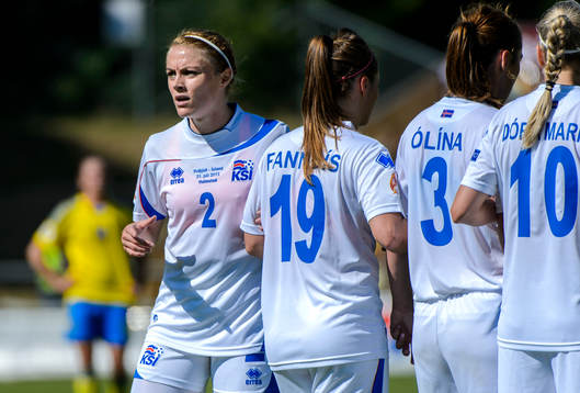 Islands Sif Atladottir ställer upp muren vid en frispark i