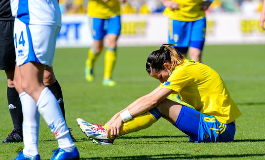 Sveriges Lotta Schelin sitter och deppar på gräset i