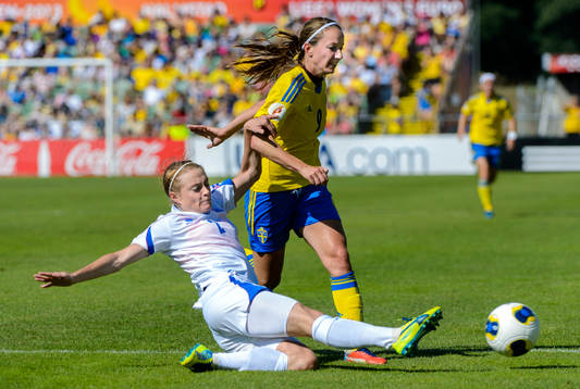 Närkamp mellan Islands Sif Atladottir och Sveriges