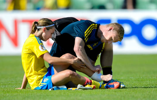 Sveriges Kosovare Asllani får sin vänsterfot undersökt