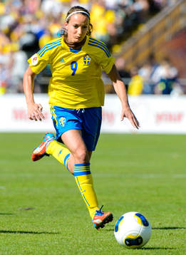 Sveriges Kosovare Asllani jagar