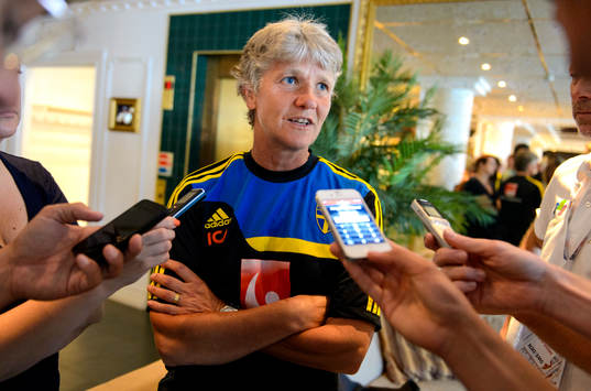 Sveriges förbundskapten Pia Sundhage blir intervjuad