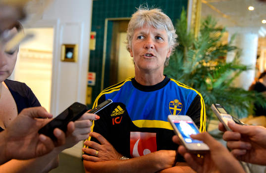 Sveriges förbundskapten Pia Sundhage blir intervjuad