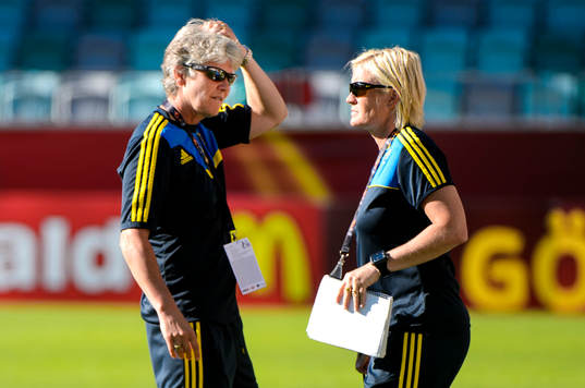 Sveriges förbundskapten Pia Sundhage och assisterande