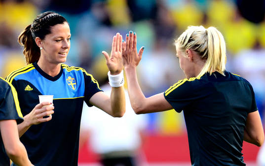 Sveriges Lotta Schelin och Josefine Öqvist gör high-five