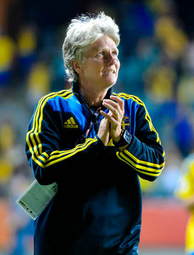 Sveriges förbundskapten Pia Sundhage tackar gråtande