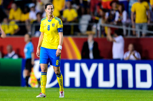 Sveriges Lotta Schelin tittar