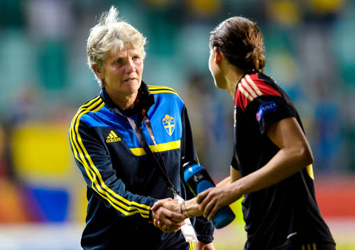 Sveriges förbundskapten Pia Sundhage tackar Tysklands